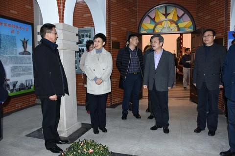 金梅部长在张家楼堂-063f9424-5e20-4513-85e6-69f680bfbb6d~1.jpg