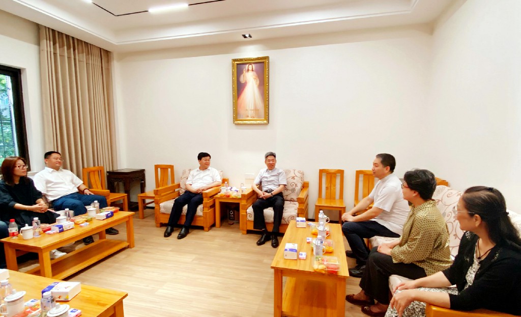 0727沈主教访问长宁区堂2-10435049351~1.jpg