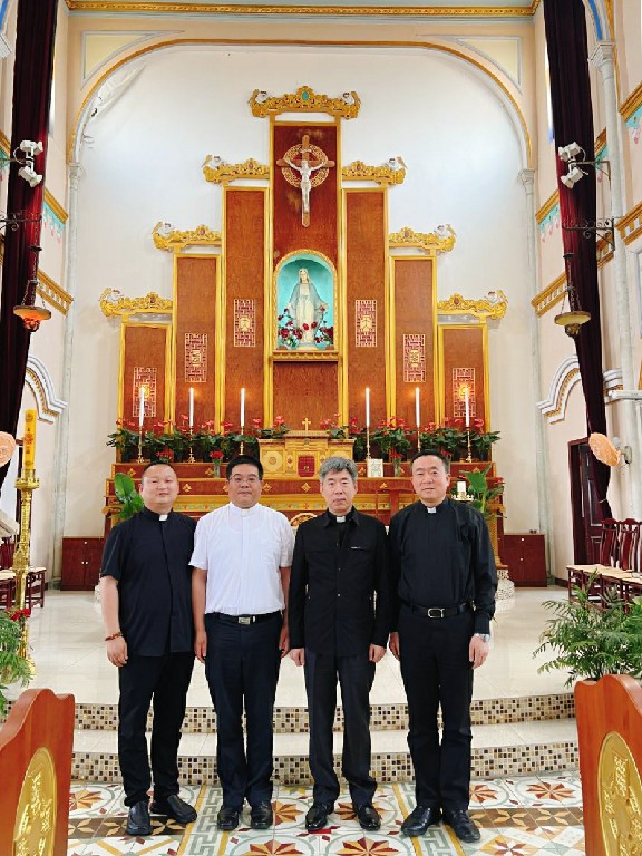 主教走访青浦区-16175944799~1.jpg