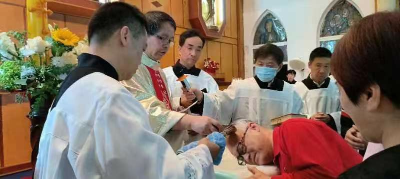 神父为候洗者施洗傅油-15300835989~1.jpg