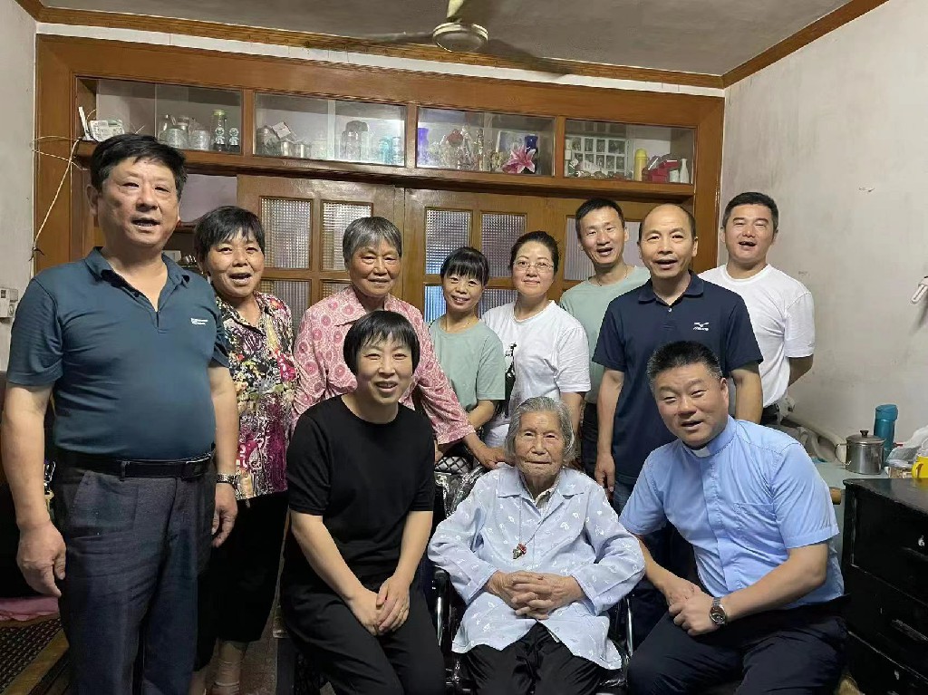 728松江慰问老人1-10432926077~1.jpg